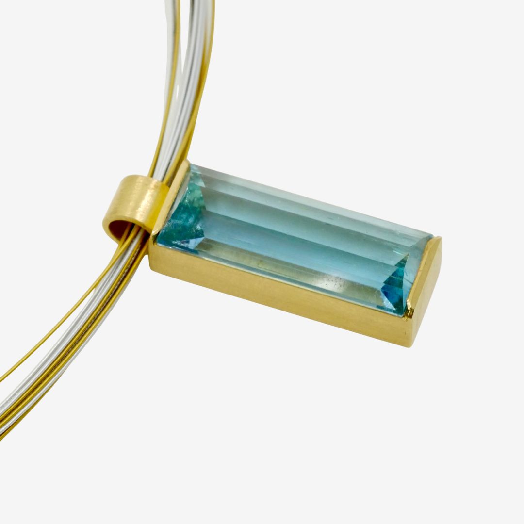 Aquamarin Anhänger 750er Gold mit Halsreifen