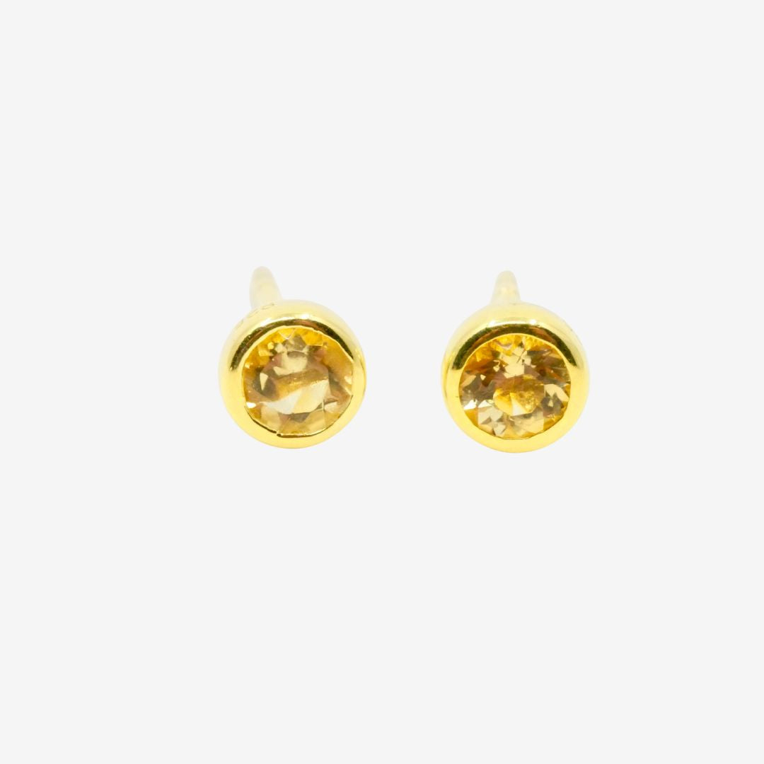 Kleiner goldener Ohrstecker