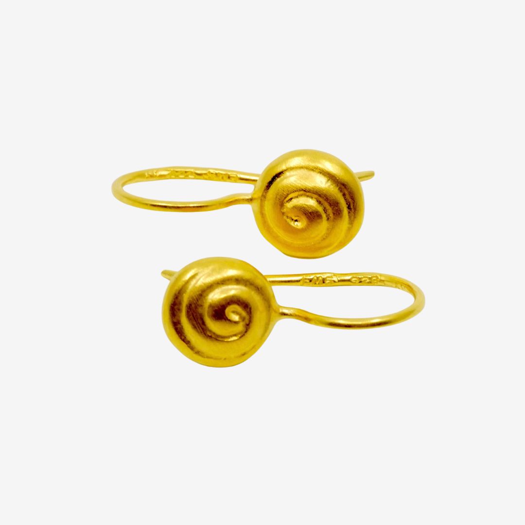 Goldene Schnecken Ohrringe hängend