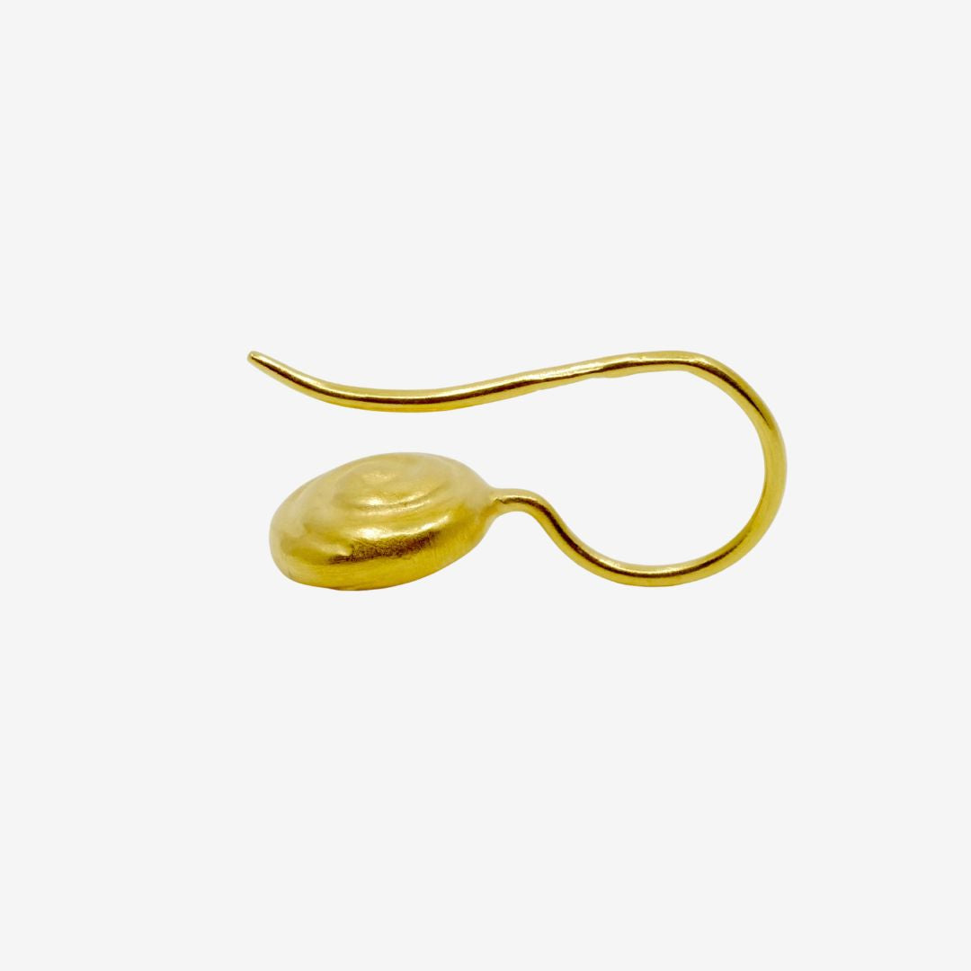 Goldene Schnecken Ohrringe hängend