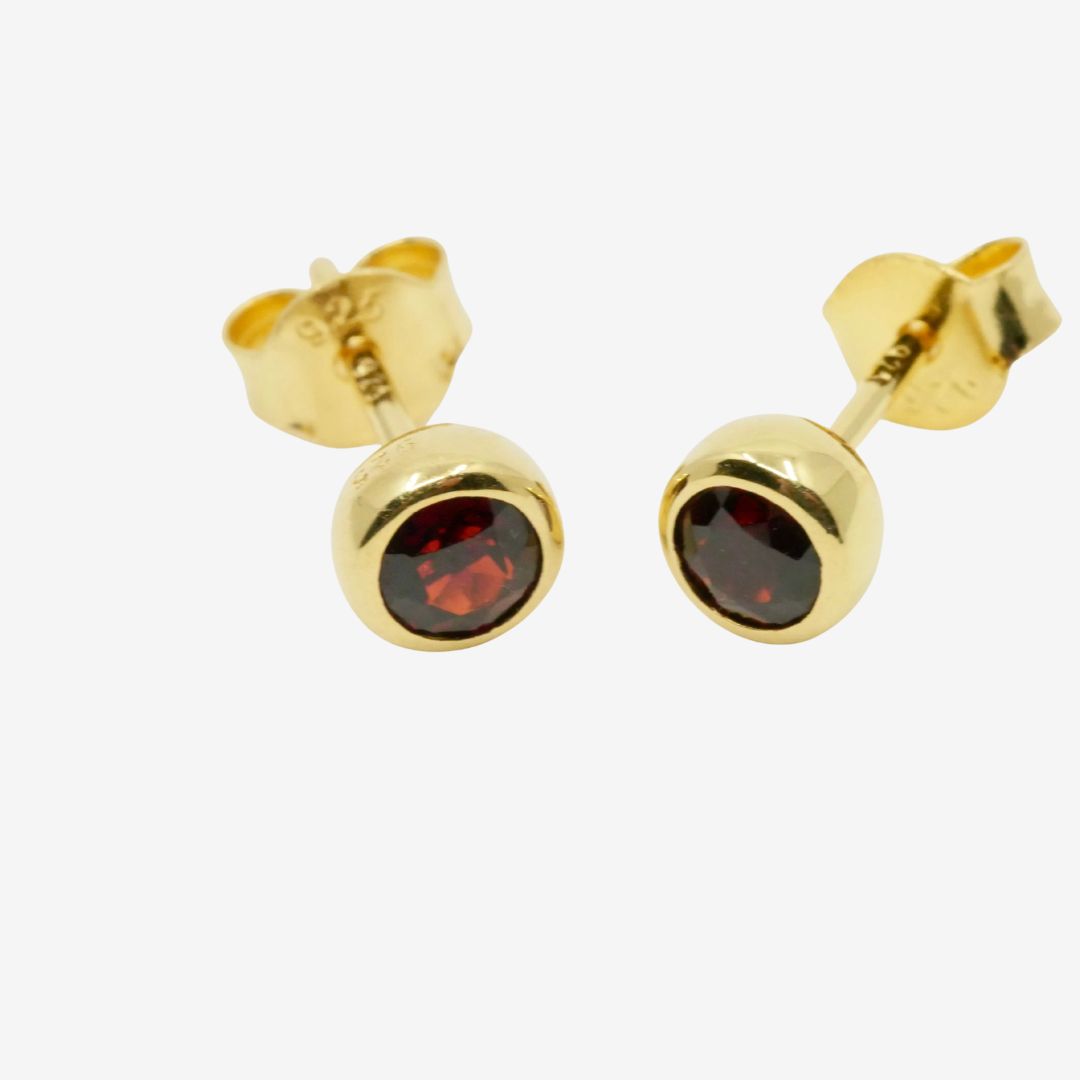 Kleiner goldener Ohrstecker