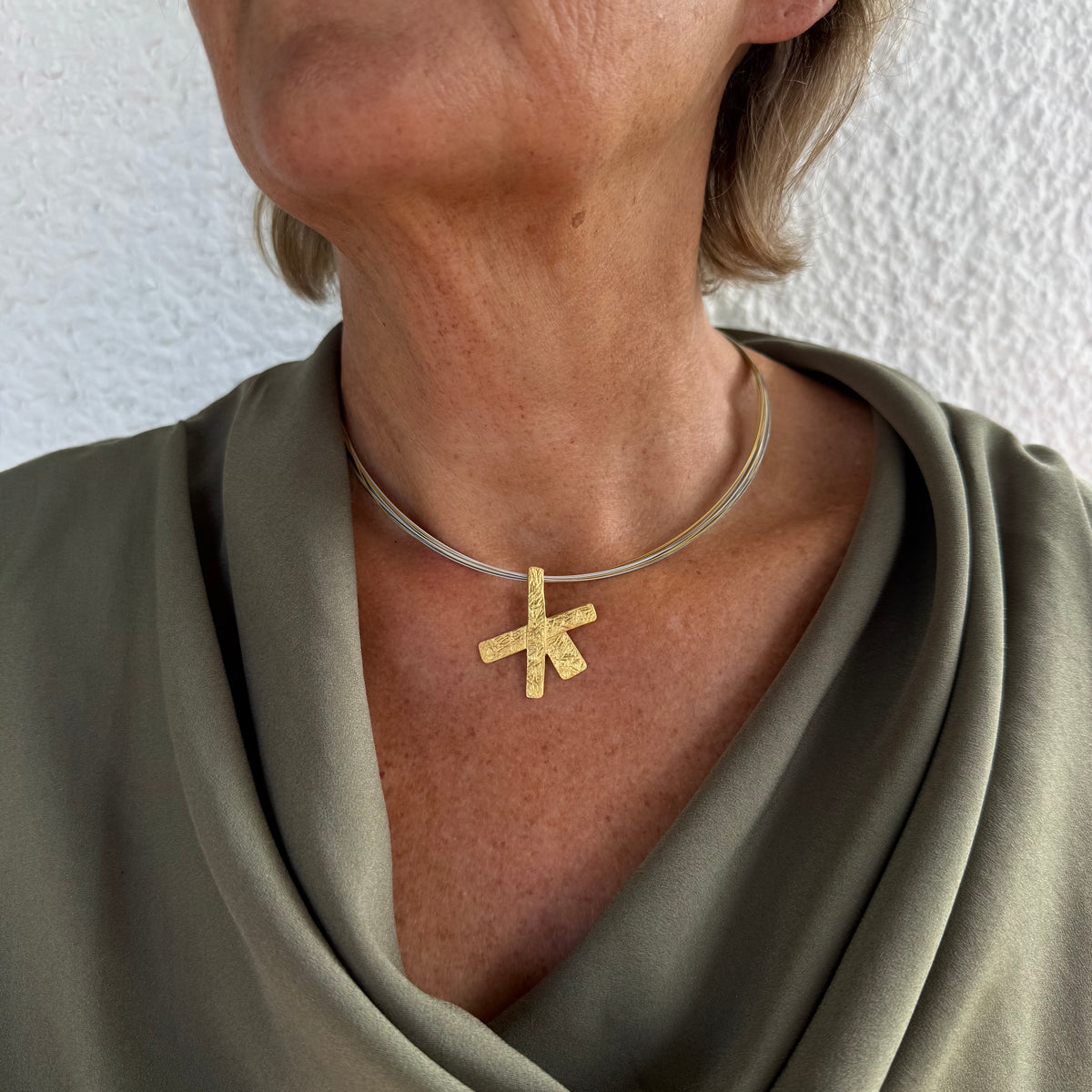Kette mit Anhänger Wegkreuz Gold