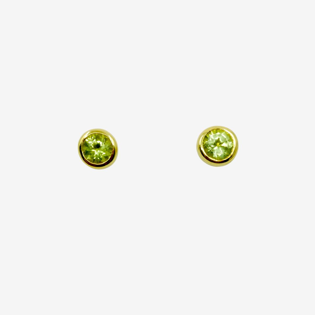 Kleiner goldener Ohrstecker