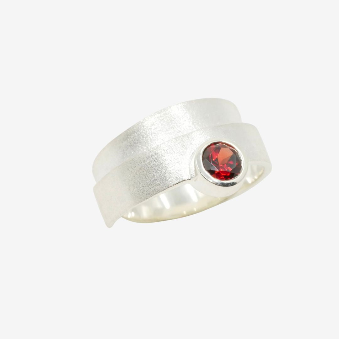 Silber Ring gewickelt mit rotem Granat