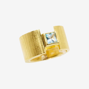 Breiter Ring mit hellblauem Topas