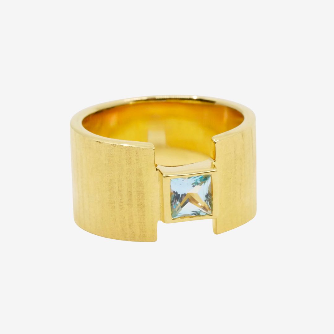Breiter Ring mit hellblauem Topas